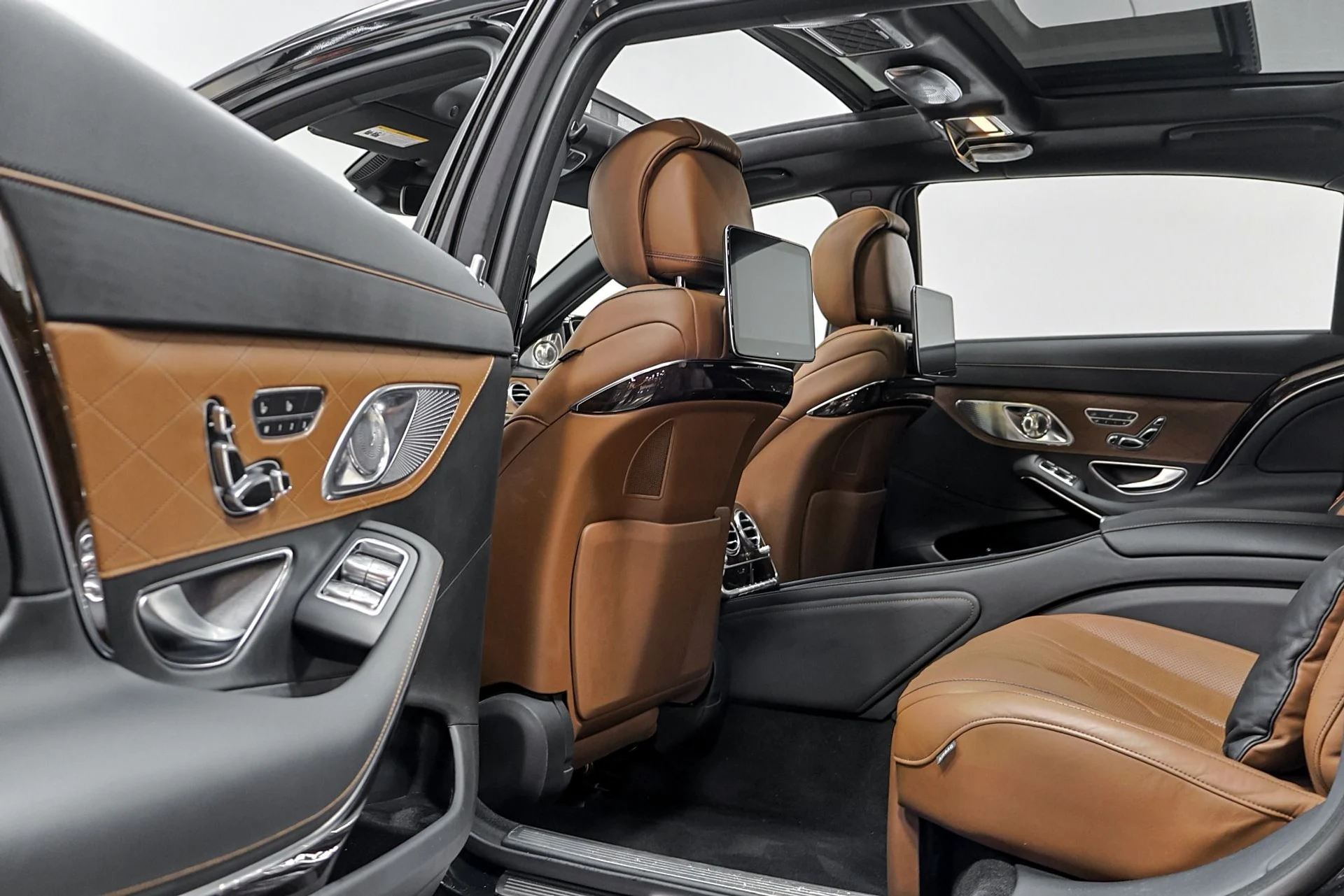 mph065_1757931359_Used_2019_Mercedes_Benz_S_Class_Maybach_S_560_4_MATIC_1761681414_8b775a8565