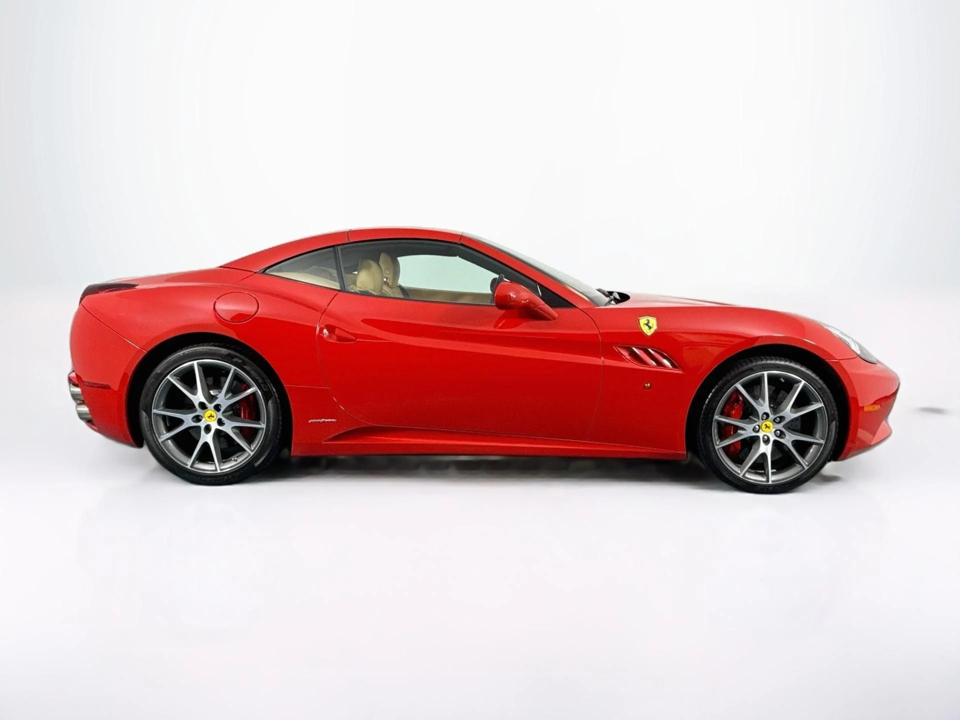 mph065_1777467469_Used_2010_Ferrari_California_1790360508_4d0b340350