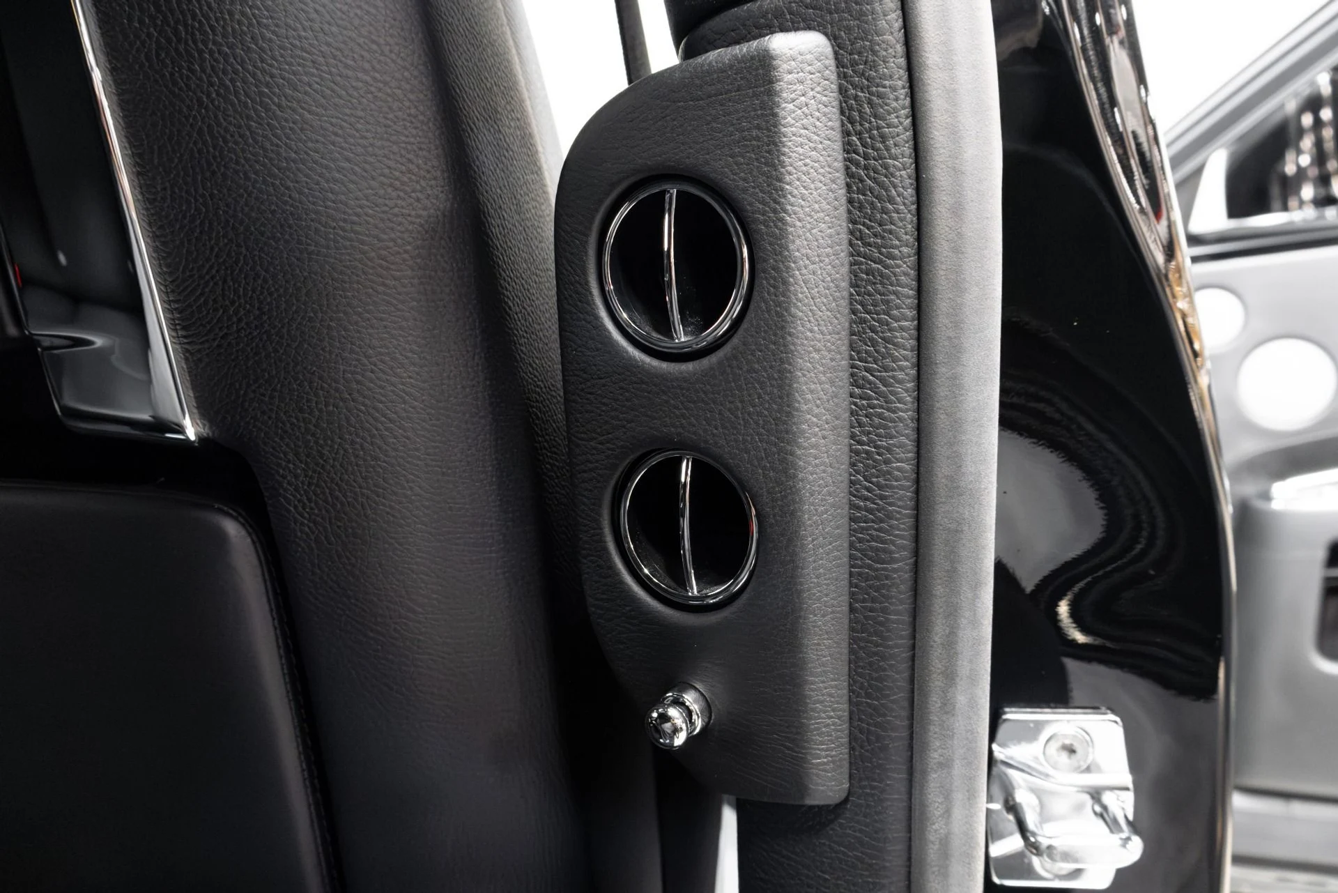 mph065_1978779810_Used_2011_Rolls_Royce_Ghost_Base_1762877304_3150d64bd3