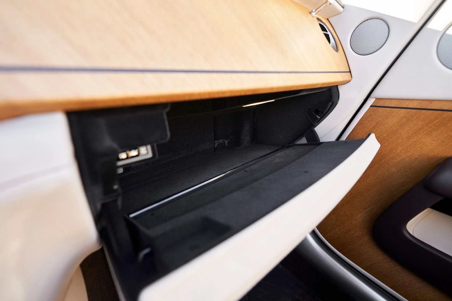 mph065_2132735901_Used_2020_Rolls_Royce_Dawn_Base_1762645880_4277f1c9a2