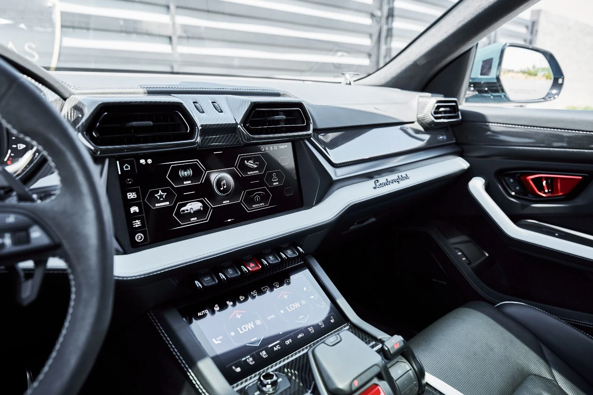 mph065_2141335686_Used_2025_Lamborghini_Urus_SE_1781314288_129c1f2ad5