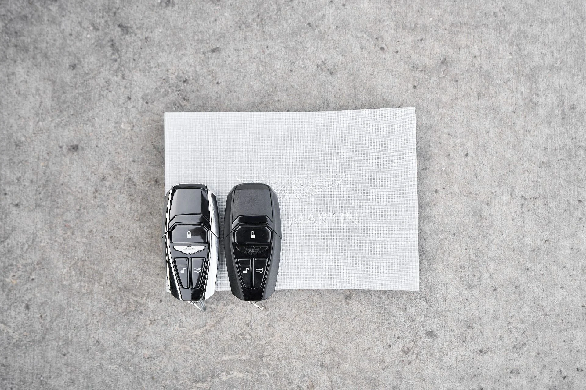 mph065_2309863117_Used_2023_Aston_Martin_Vantage_Base_1762913663_0ac848dfb0