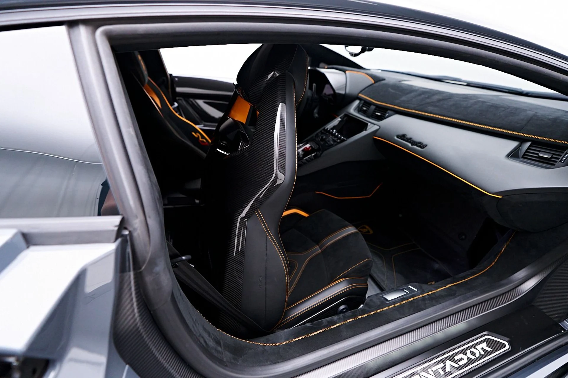 mph065_2462437919_Used_2019_Lamborghini_Aventador_SVJ_Base_1744650749_634b55d152