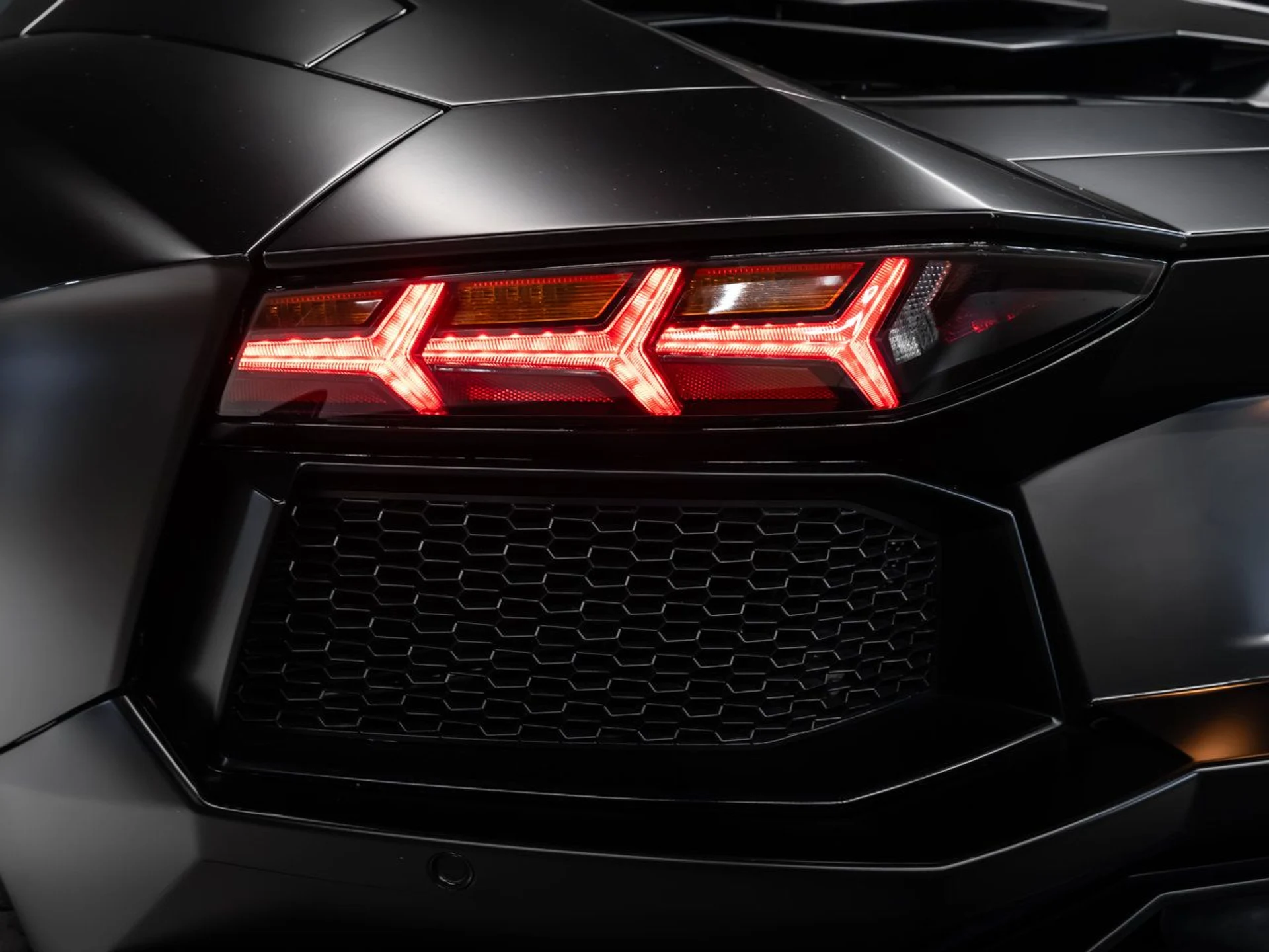 mph065_2474573048_lamborghini_aventador_2017_edf8c20aba