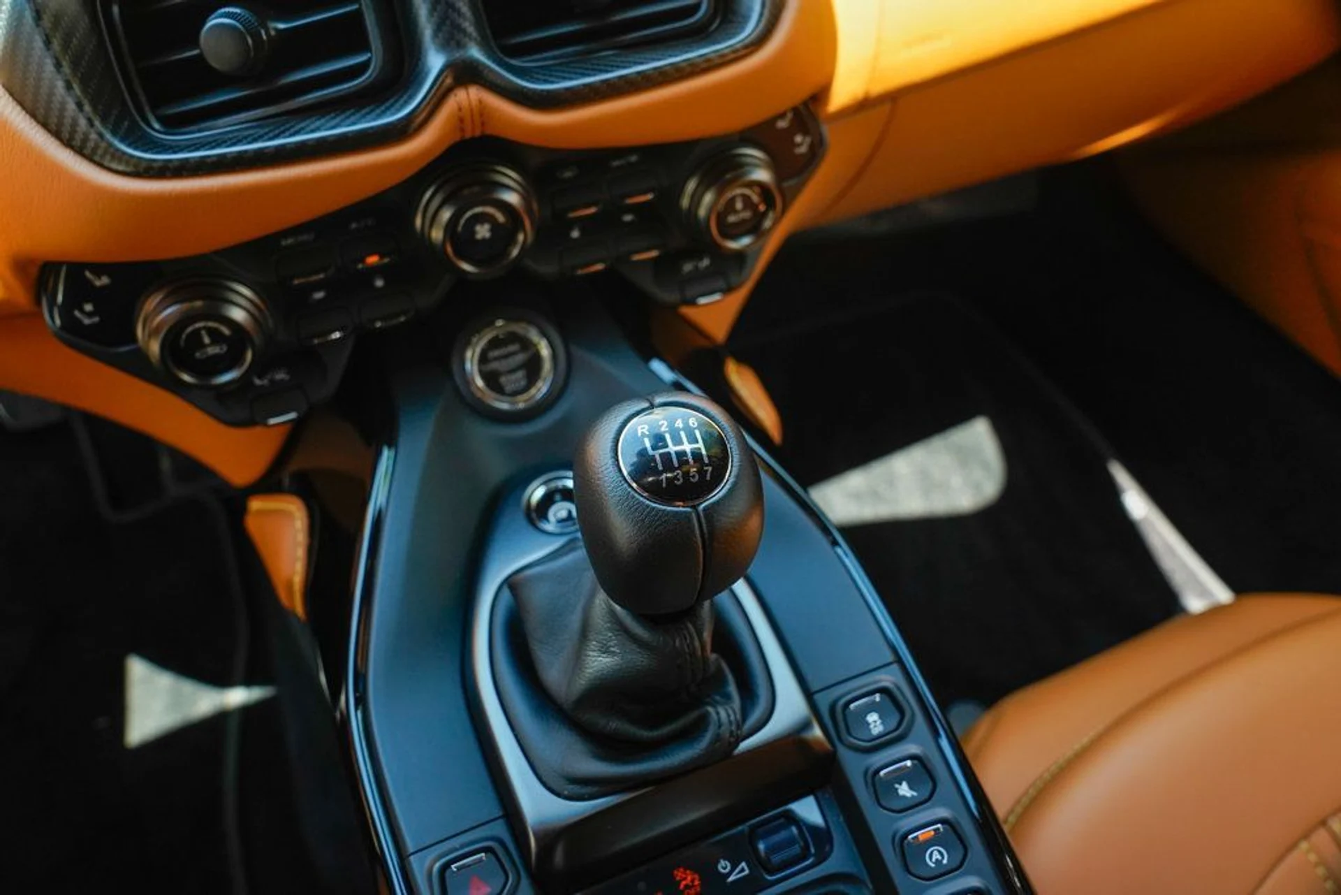 mph065_2564035034_used_2021_aston_martin_vantage_coupemanual_14354_22900621_66_1024_3776b7a6ba