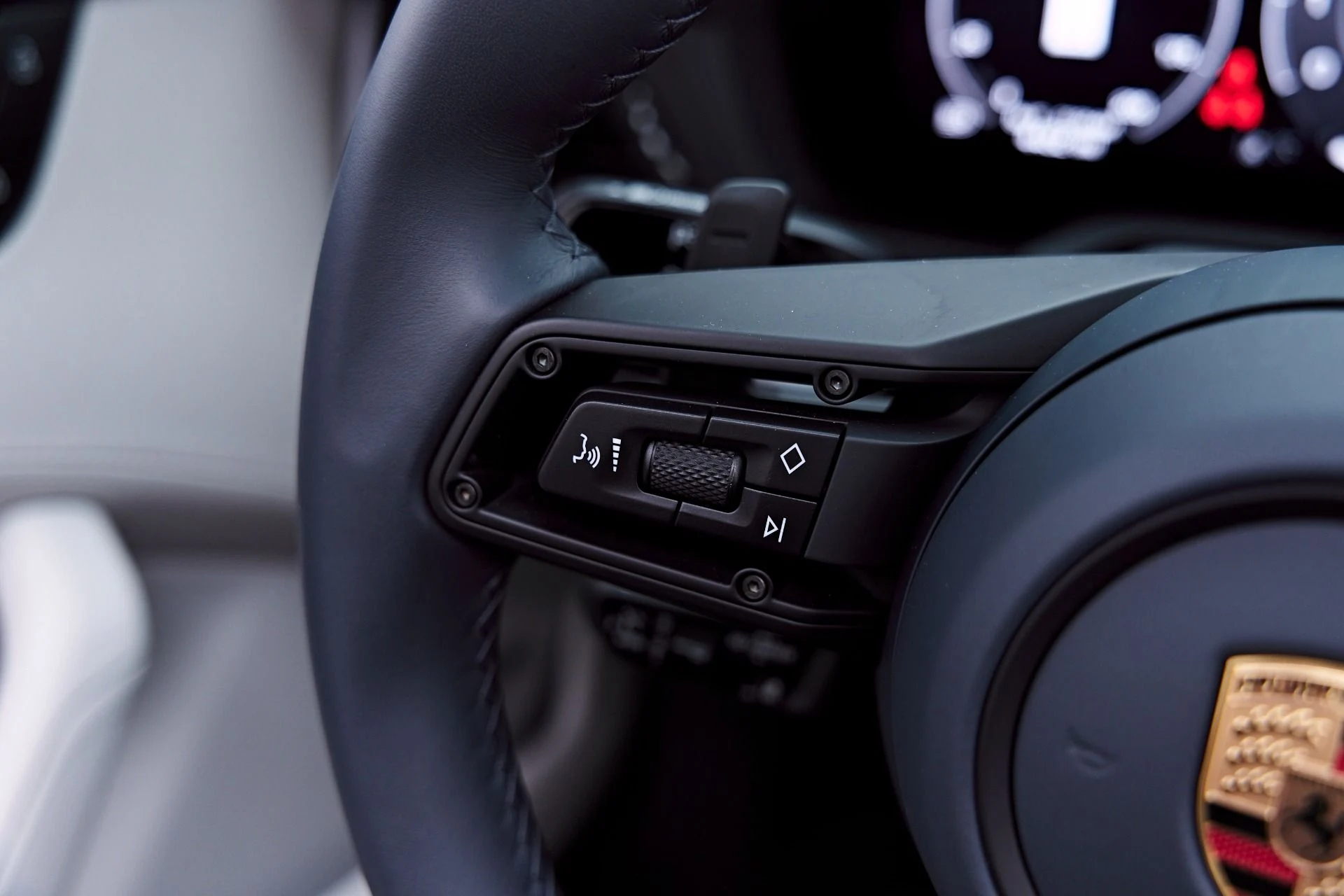 mph065_2617549822_Used_2025_Porsche_911_Carrera_1777504832_ee62df8040