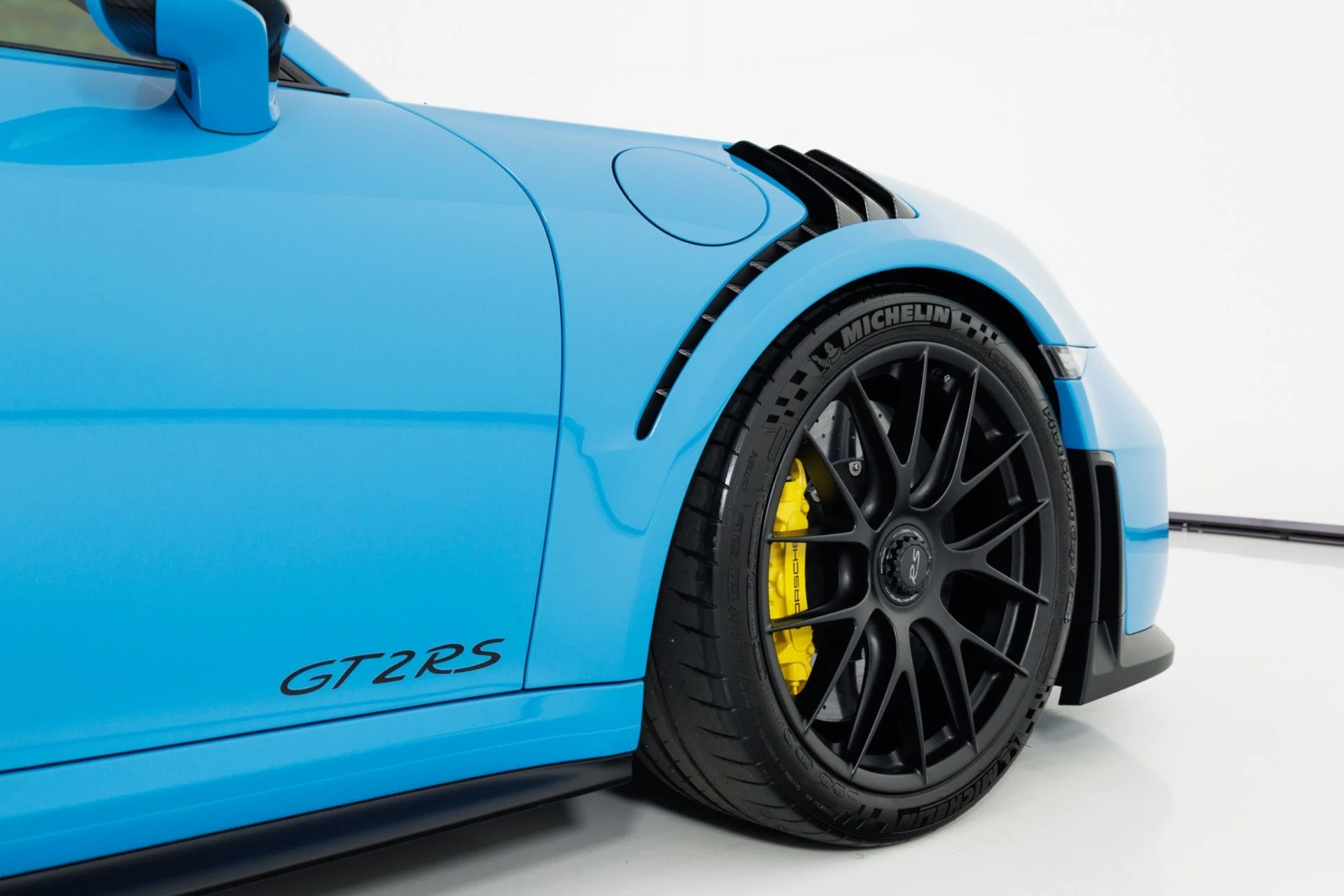 mph065_2748412712_Used_2018_Porsche_911_GT_2_RS_1783631648_1b13f8857a