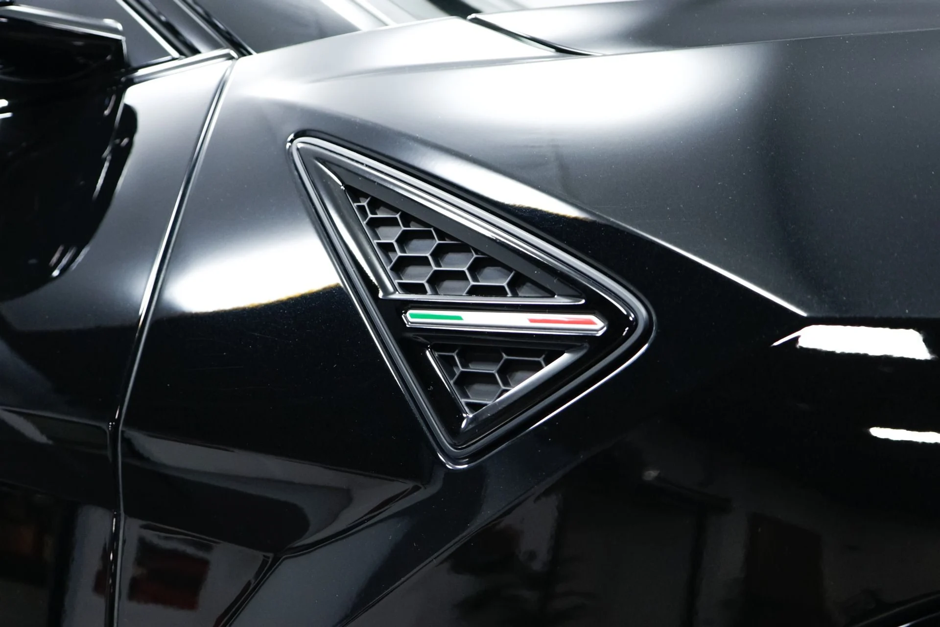 mph065_3026526738_Used_2019_Lamborghini_Urus_1760386221_963eb63866