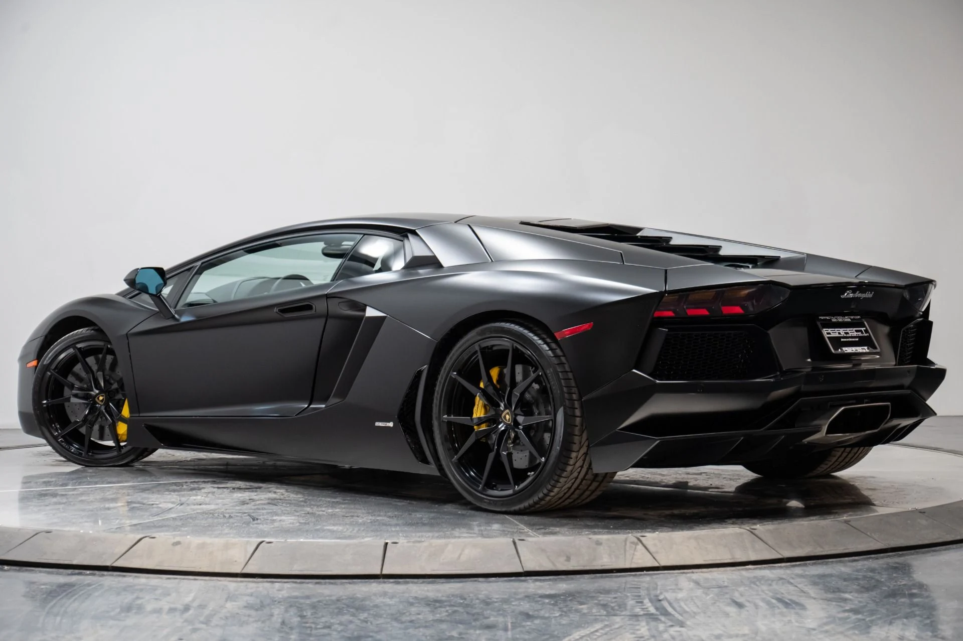 mph065_3224479801_Used_2014_Lamborghini_Aventador_1769104446_4138efc40f