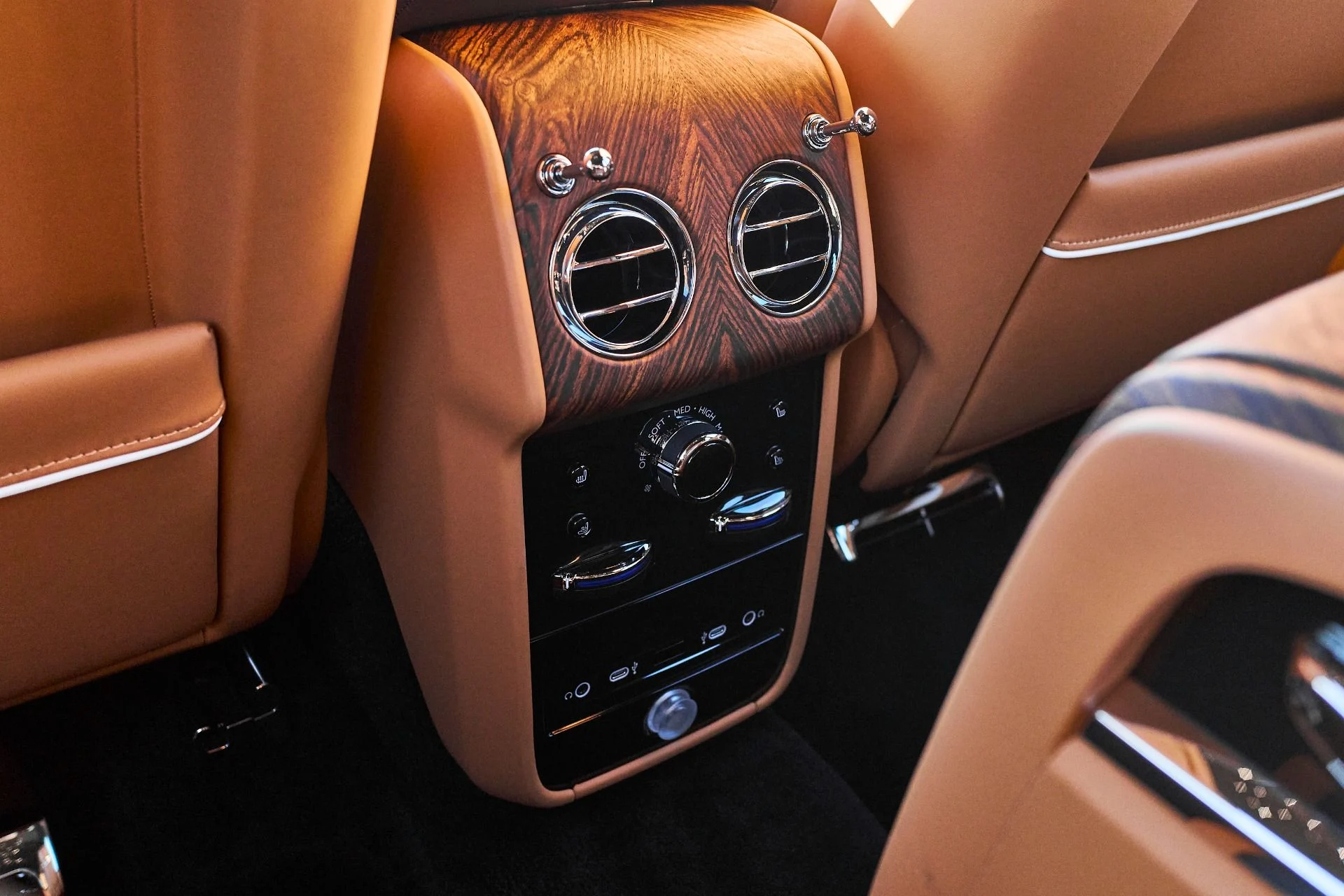 mph065_3380487211_Used_2025_Rolls_Royce_Cullinan_Base_1766020477_3c54474eea