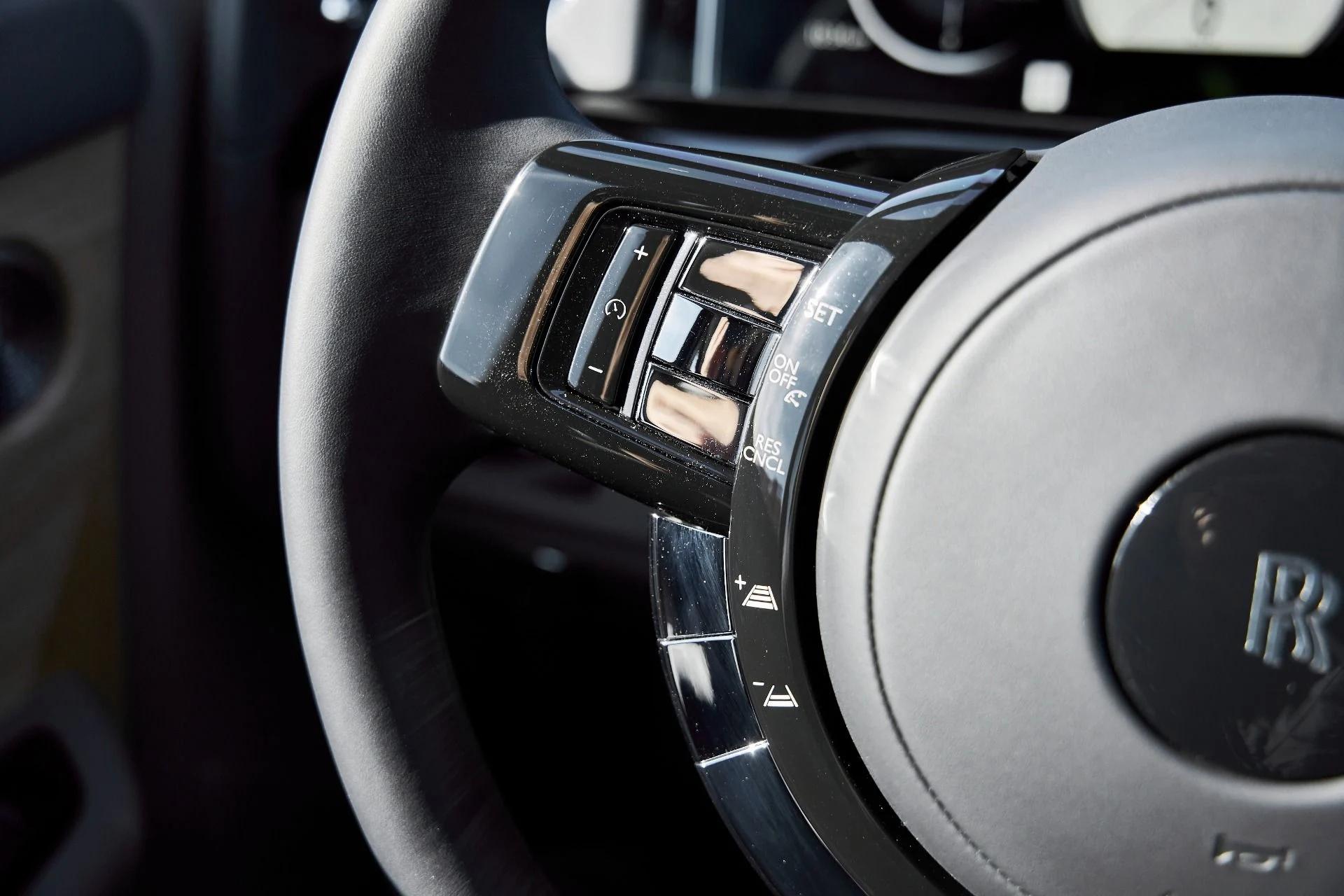 mph065_3515657879_Used_2025_Rolls_Royce_Phantom_Base_1769481001_2656f8ca34