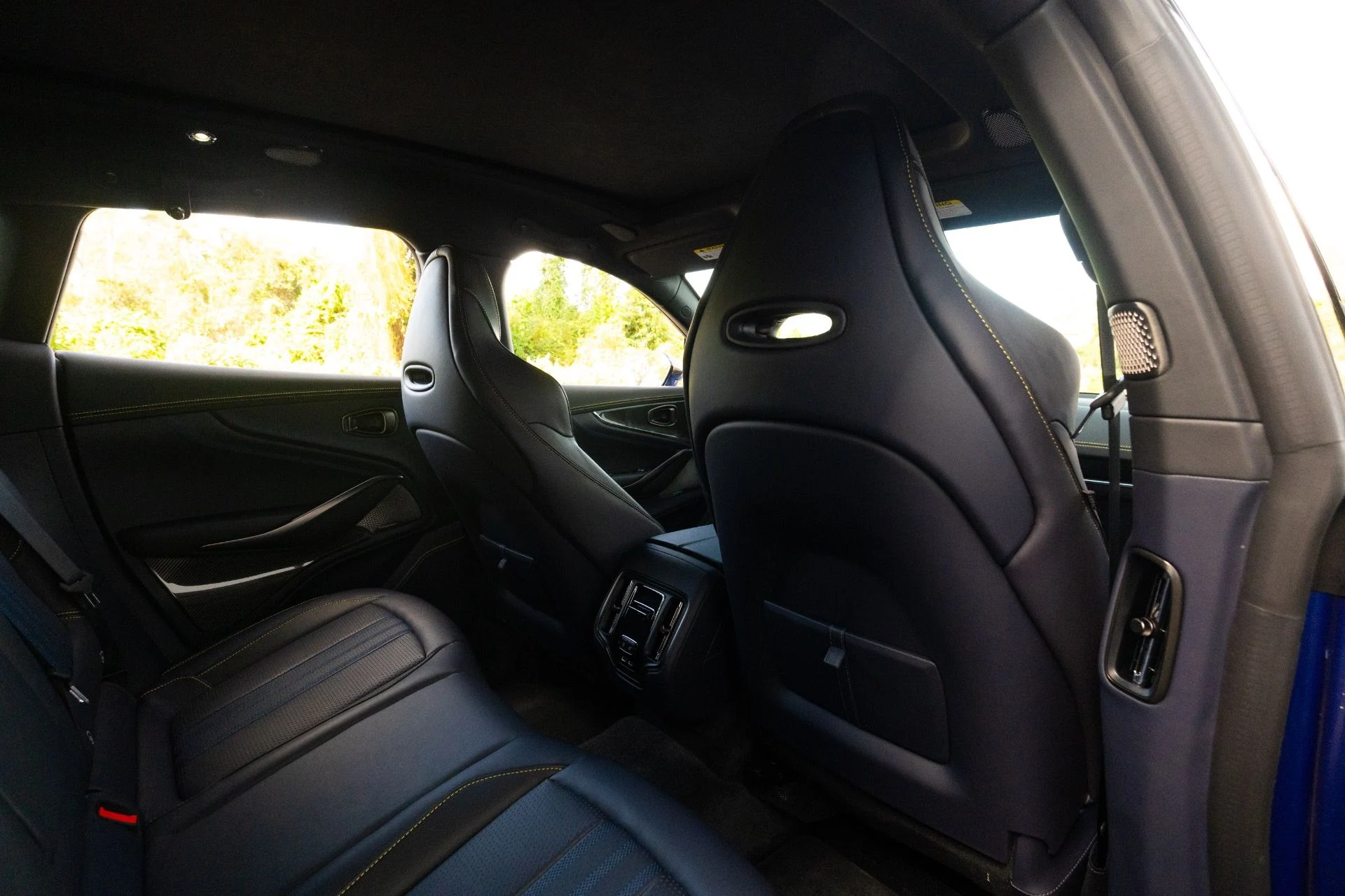 mph065_3670565098_Used_2025_Aston_Martin_DBX_707_1764700625_801cefc31a