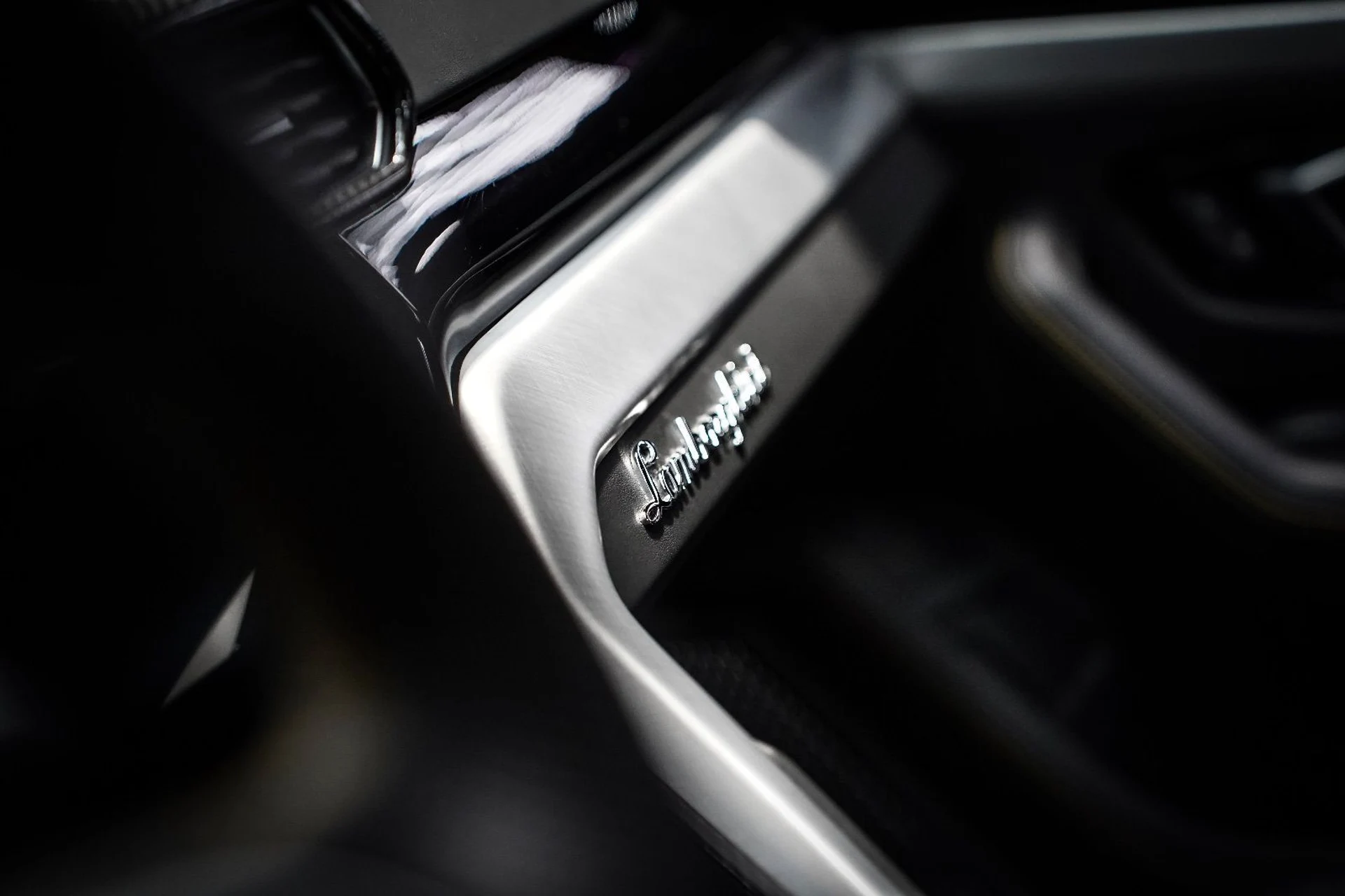 mph065_3705586000_37414663_08574_2020_lamborghini_urus_111_a3e3675e4b