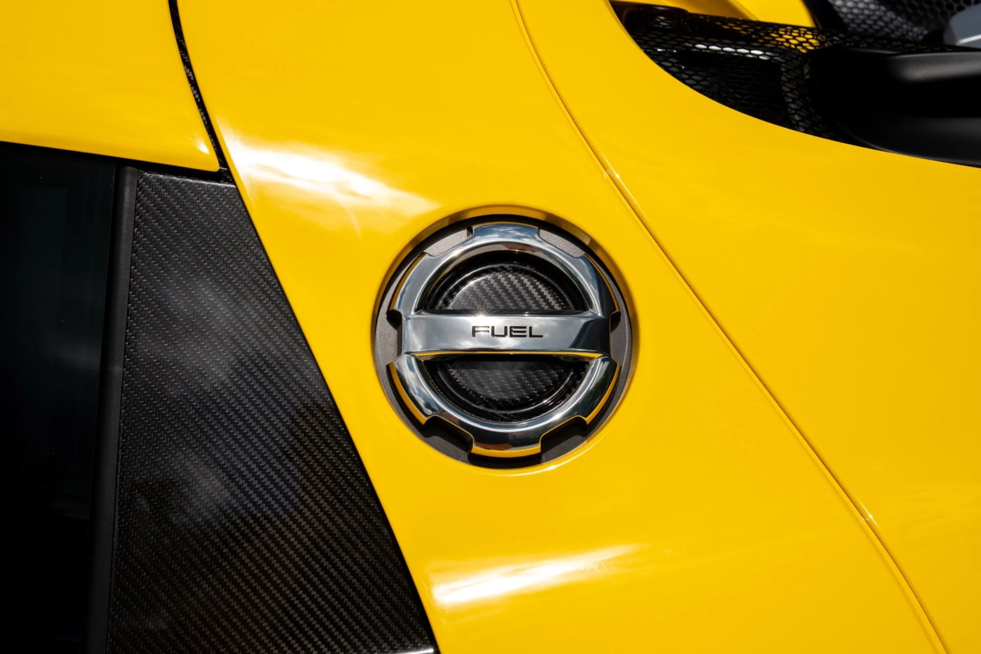 mph065_3777419841_Used_2015_Porsche_918_Spyder_1782406260_ced9002f14
