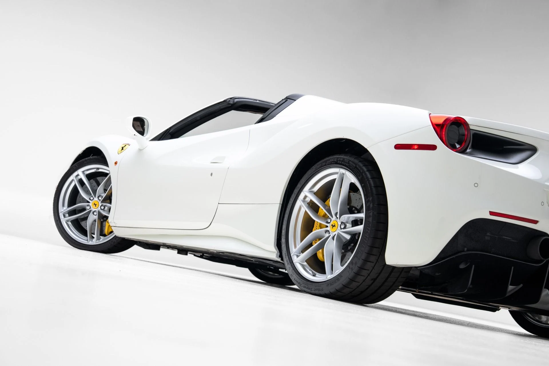 mph065_3985511317_Used_2018_Ferrari_488_Spider_1774383931_b10e0f1f2c