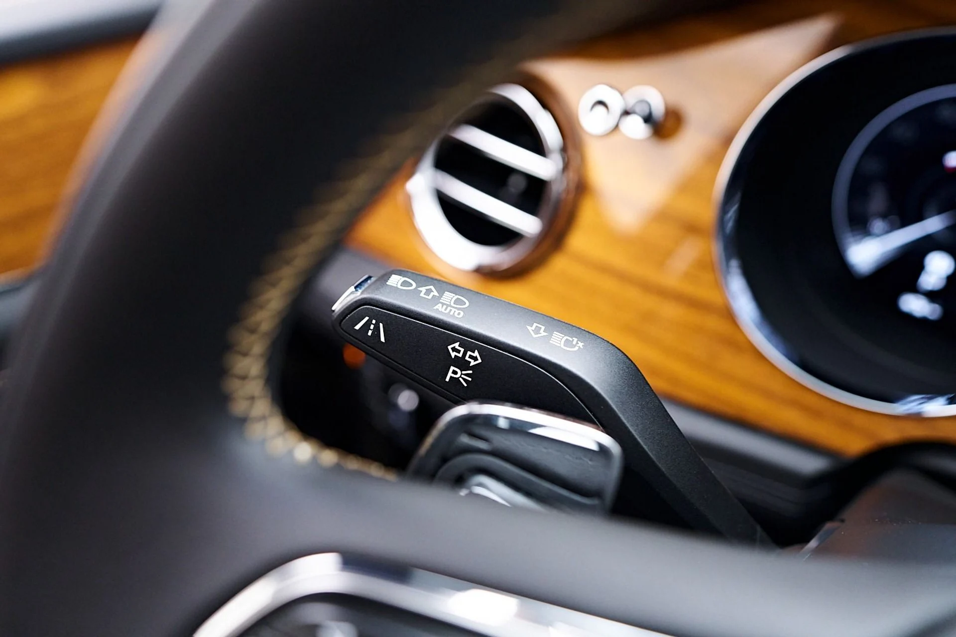 mph065_4072377381_Used_2023_Bentley_Bentayga_EWB_Azure_1745273088_244913b607