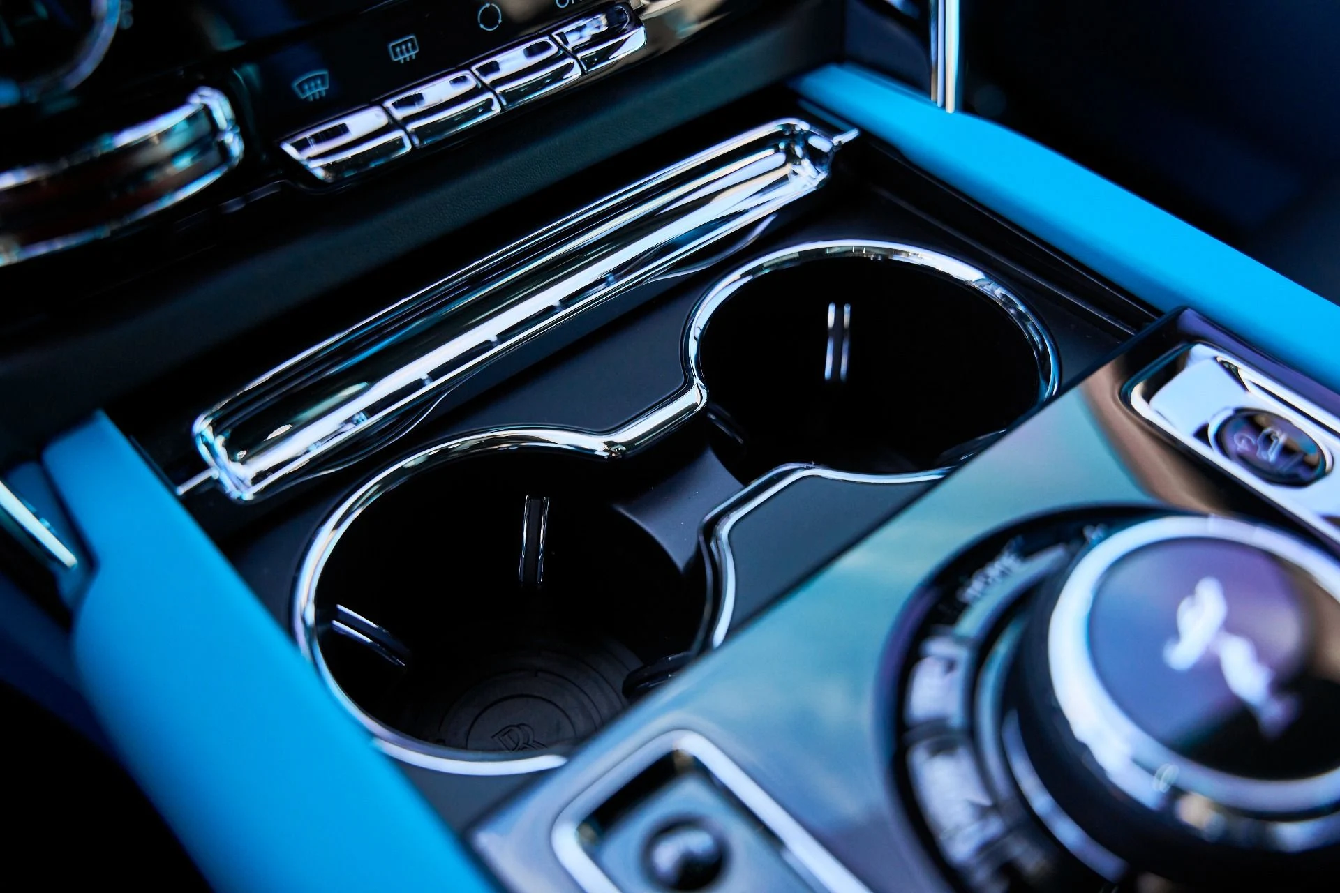 mph065_4076643191_Used_2025_Rolls_Royce_Cullinan_Base_1767668936_ea0ec1b981