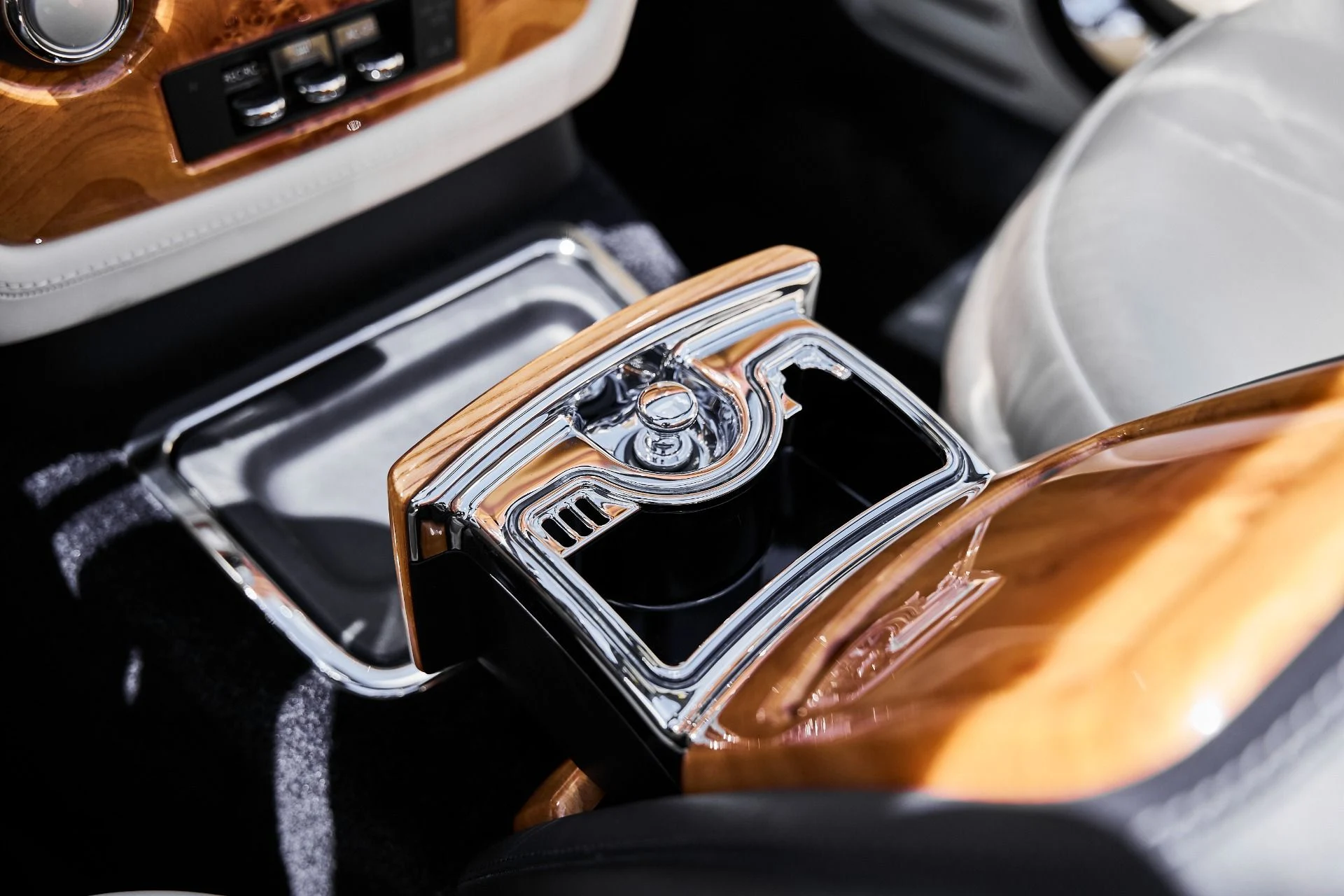 mph065_4088288605_Used_2009_Rolls_Royce_Phantom_Drophead_Coupe_Base_1779209734_5ae4c529c5