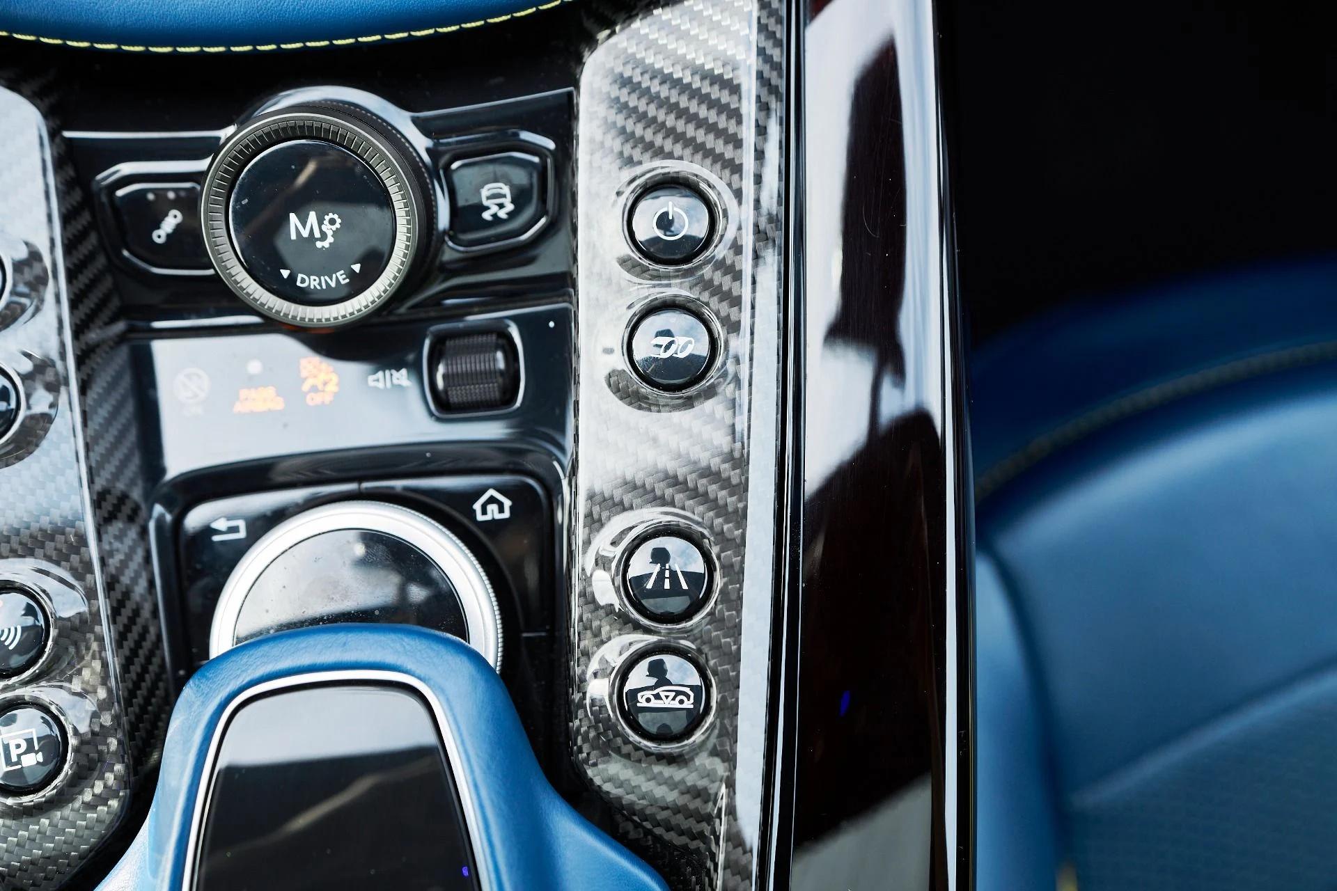 mph065_4185891675_Used_2023_Aston_Martin_DBX_707_1762900428_1542ab033f