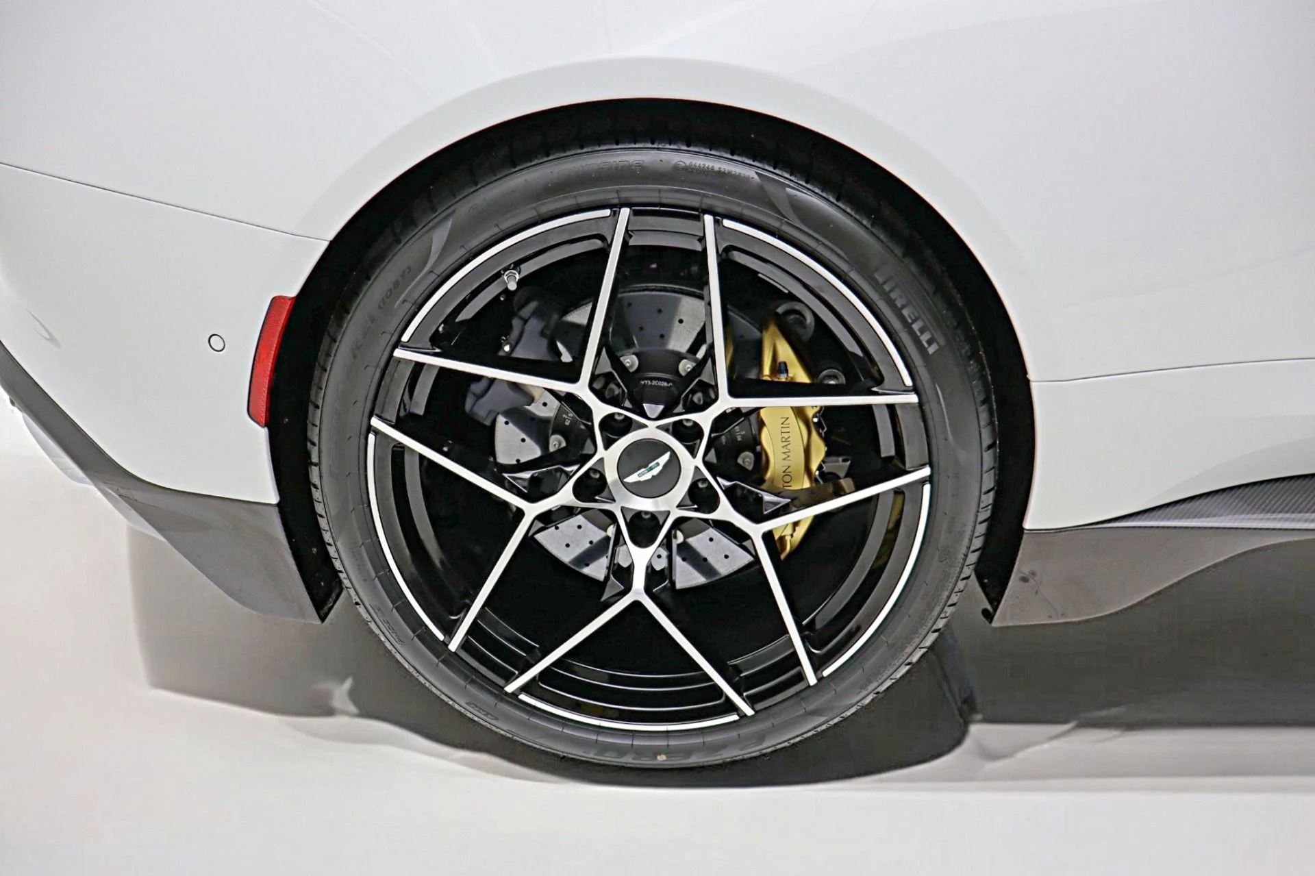 mph065_4242924159_New_2026_Aston_Martin_Vanquish_Volante_07858425fa