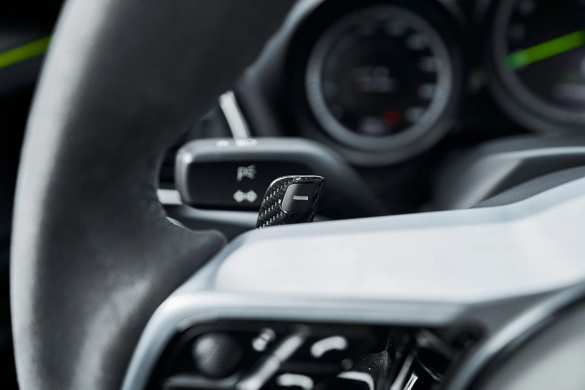 mph065_5754339_Used_2015_Porsche_918_Spyder_w_Weissach_Package_1764874366_de0a9b46cf