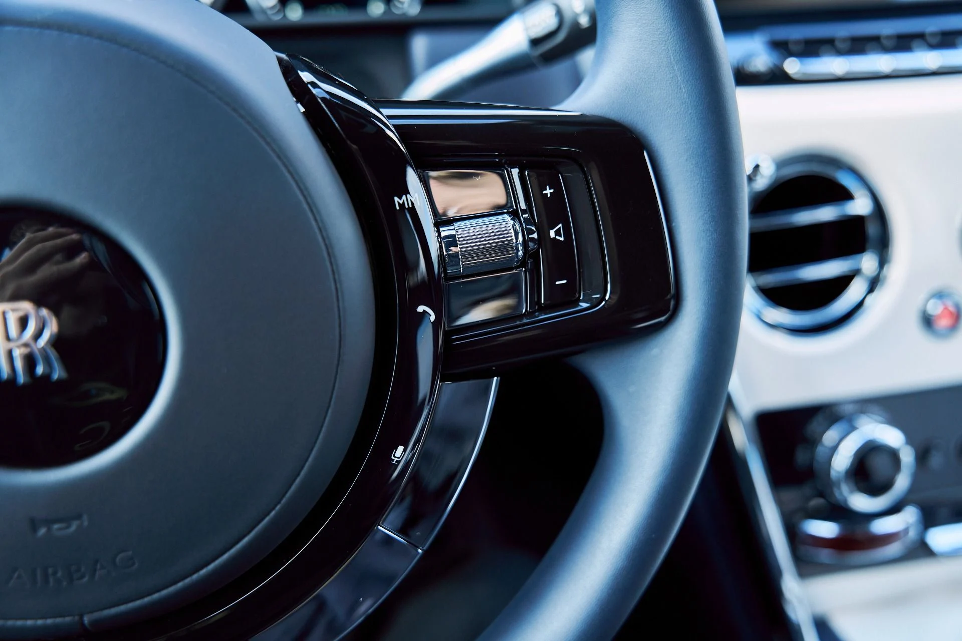 mph065_871875938_Used_2022_Rolls_Royce_Cullinan_Base_1767400154_4586e50515