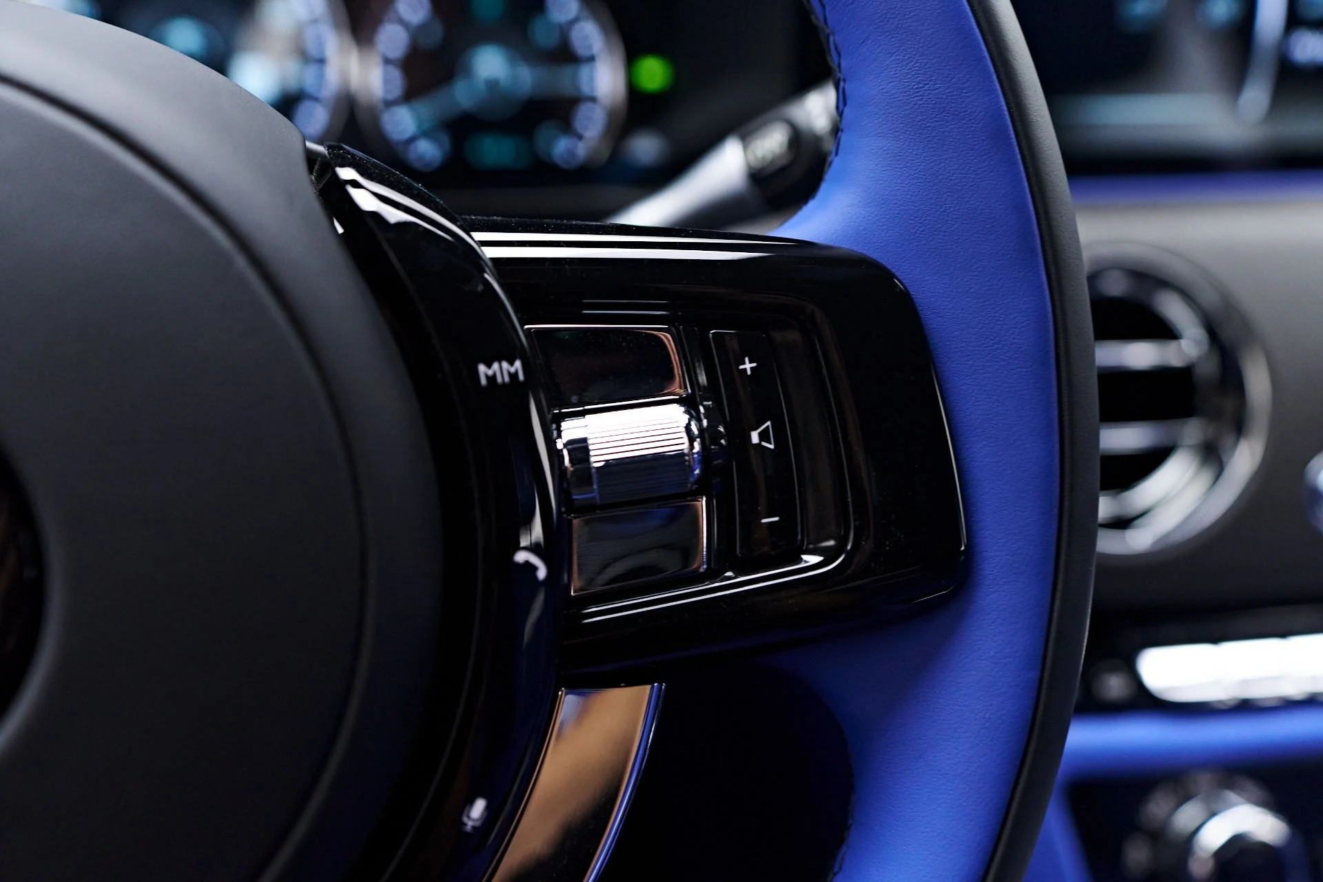 mph066_1053779609_Used_2024_Rolls_Royce_Ghost_Base_1757190860_11678bf366