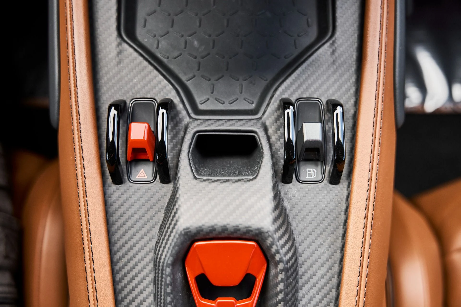 mph066_1243920673_Used_2025_Lamborghini_Revuelto_Base_1777078192_a2d298c603