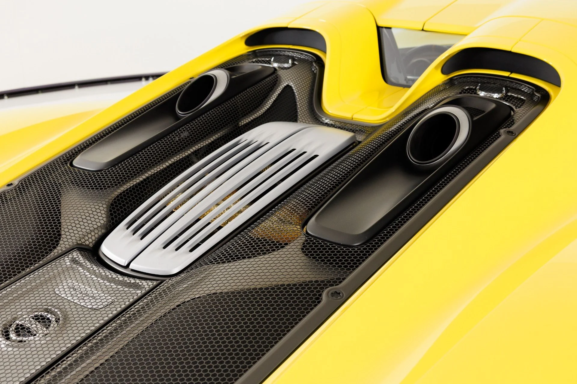 mph066_124781360_Used_2015_Porsche_918_Spyder_1789427645_1170ba271a