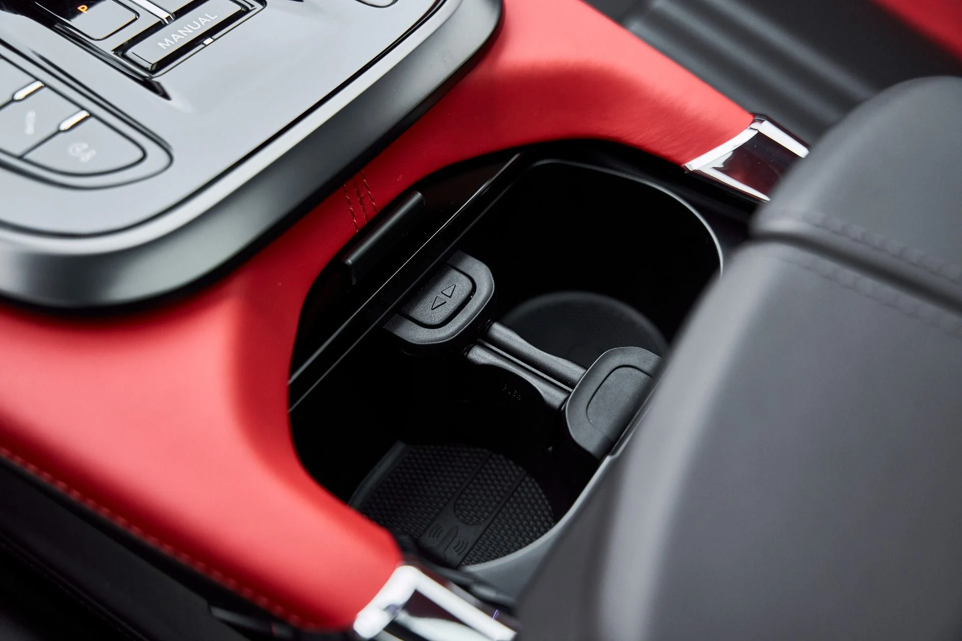 mph066_1309360168_Used_2025_Aston_Martin_DBX_707_1766785420_aff4dc523d