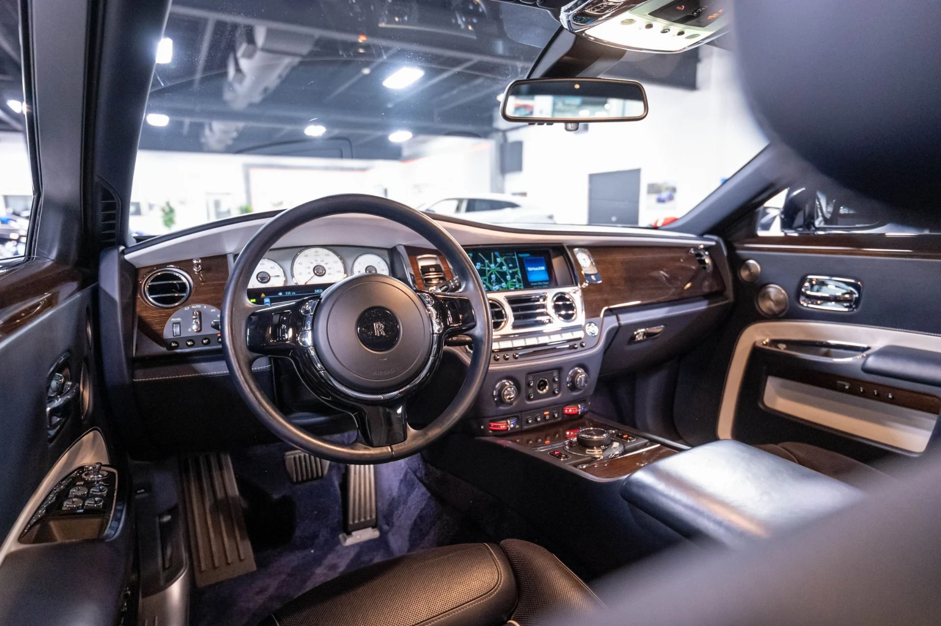 mph066_1512348553_Used_2018_Rolls_Royce_Ghost_Base_1786492649_7a24b1ad8b