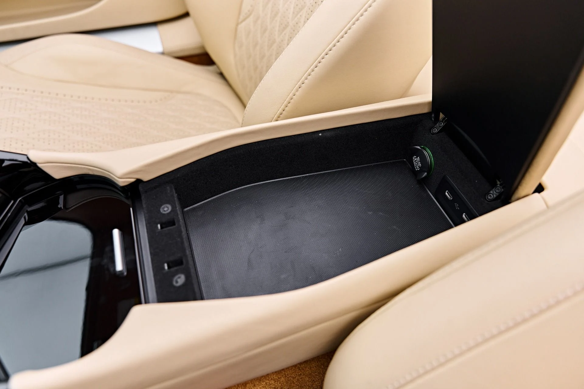mph066_1523216414_Used_2025_Aston_Martin_DB_12_Volante_1791997312_98b1fb2c19