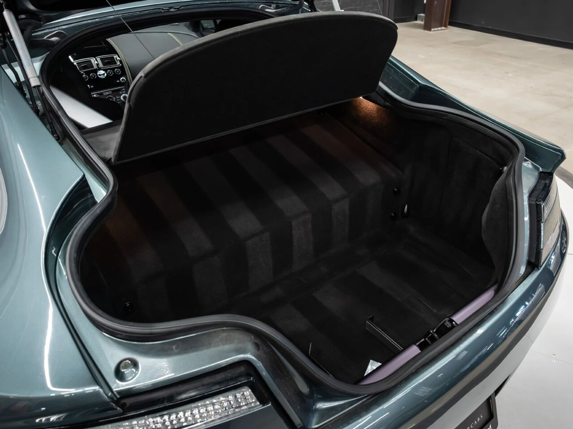 mph066_1868998454_aston_martin_v8_vantage_2015_bf40ec6e53