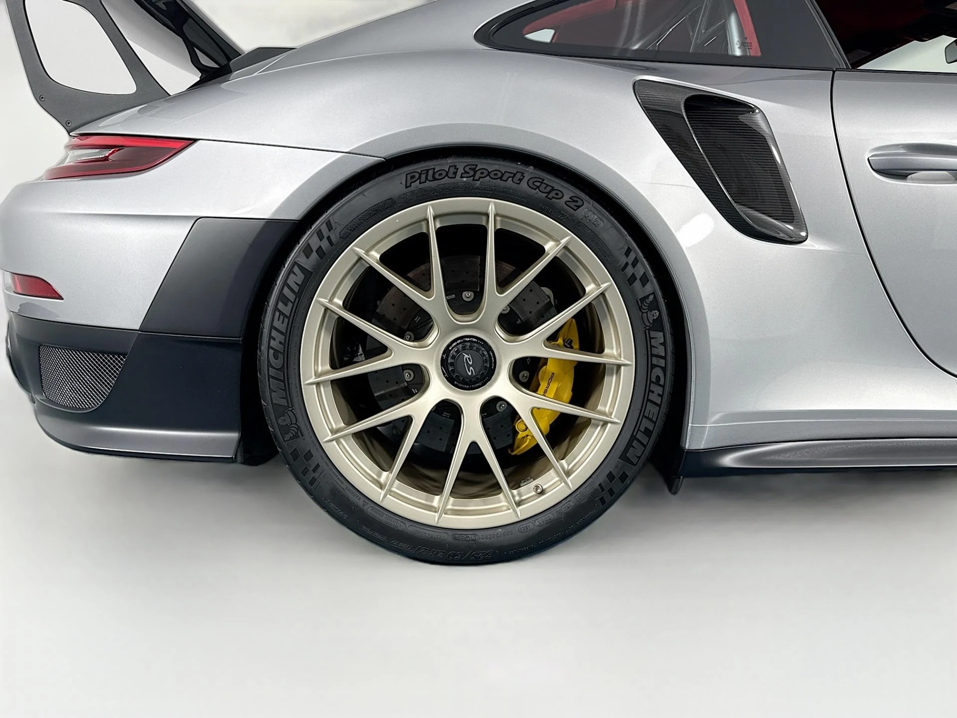 mph066_1877578157_Used_2018_Porsche_911_GT_2_RS_1784763010_918e526692