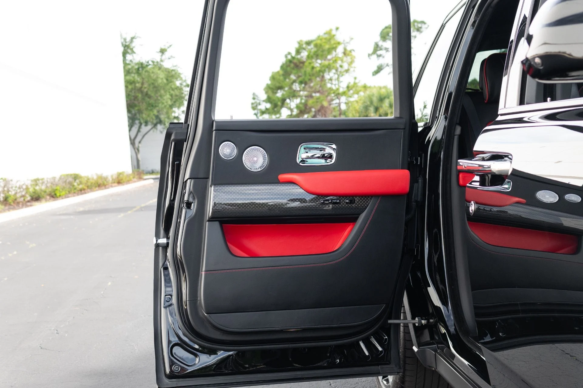 mph066_2062425164_Used_2022_Rolls_Royce_Black_Badge_Cullinan_1776130970_c36c7afba5