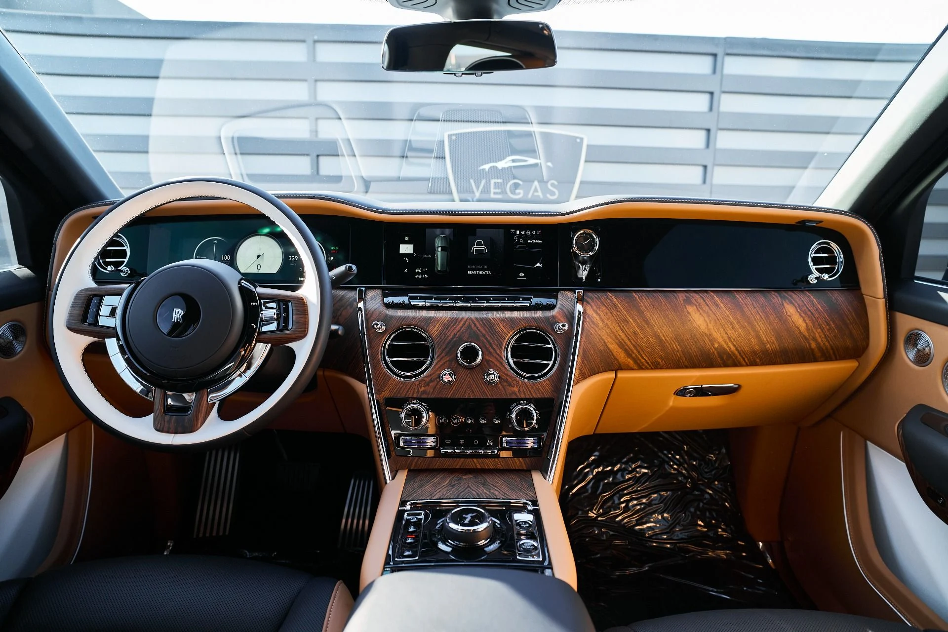 mph066_2247461228_Used_2025_Rolls_Royce_Cullinan_Base_1766020480_cc52ee41c6