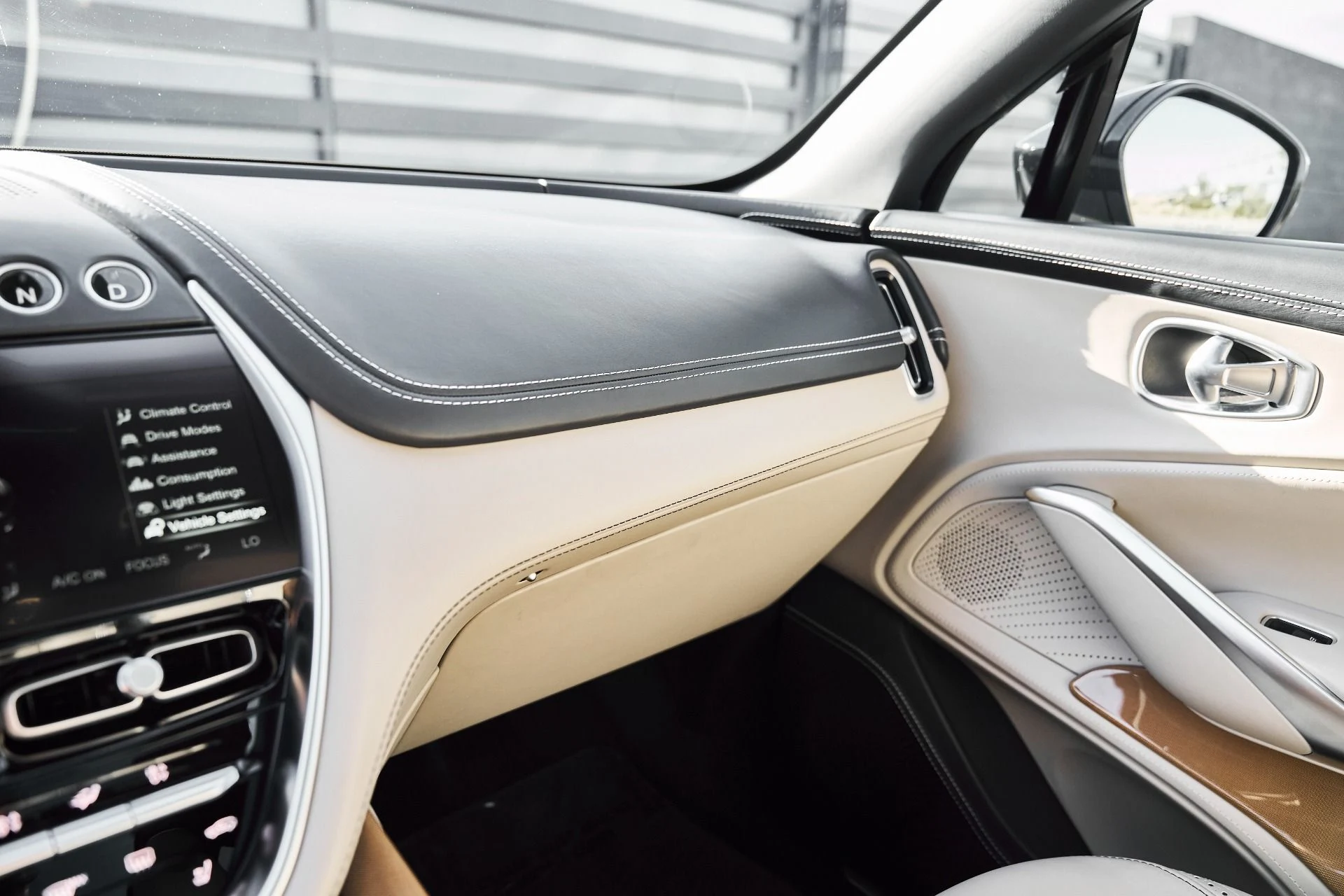 mph066_2248599815_Used_2023_Aston_Martin_DBX_707_1774652506_e68825a957