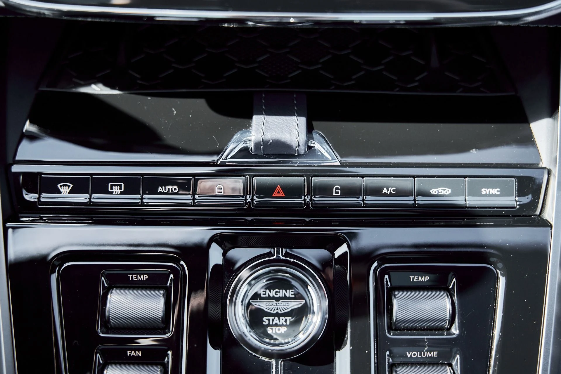 mph066_2527332381_Used_2025_Aston_Martin_DBX_707_1771642307_e2bd8ebbe9