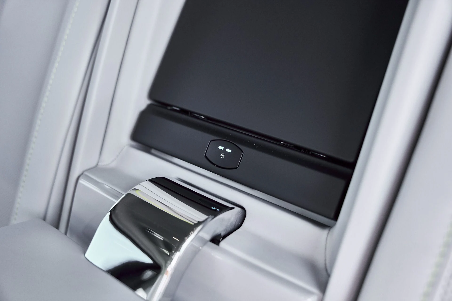 mph066_2774999687_Used_2024_Rolls_Royce_Cullinan_Base_1773162671_2ee93574f2