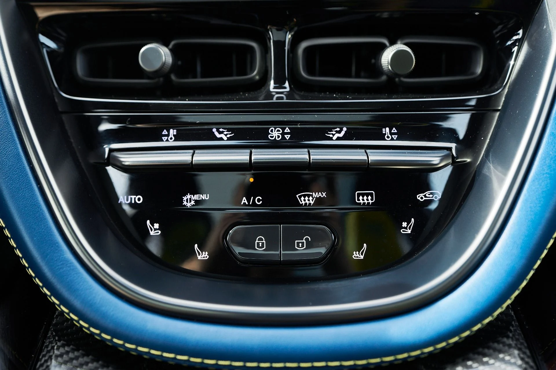 mph066_2831044302_Used_2023_Aston_Martin_DBX_707_1762900430_03eab580b8