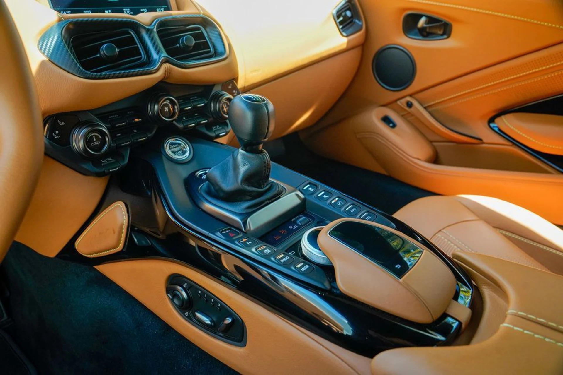 mph066_3158375127_used_2021_aston_martin_vantage_coupemanual_14354_22900621_67_1024_1edbd5b68c
