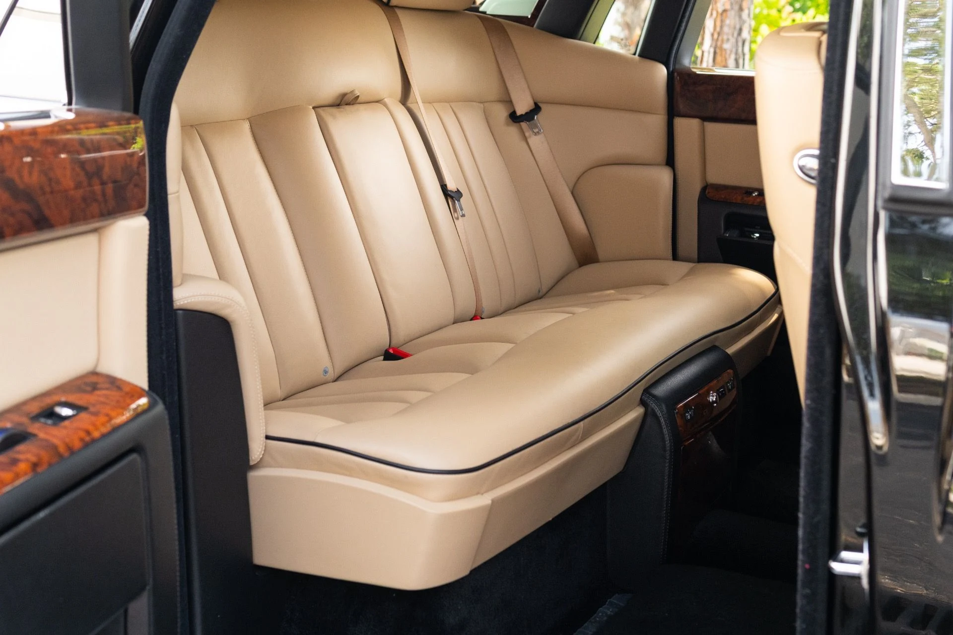 mph066_3396266451_Used_2015_Rolls_Royce_Phantom_1779983365_fee64008fa