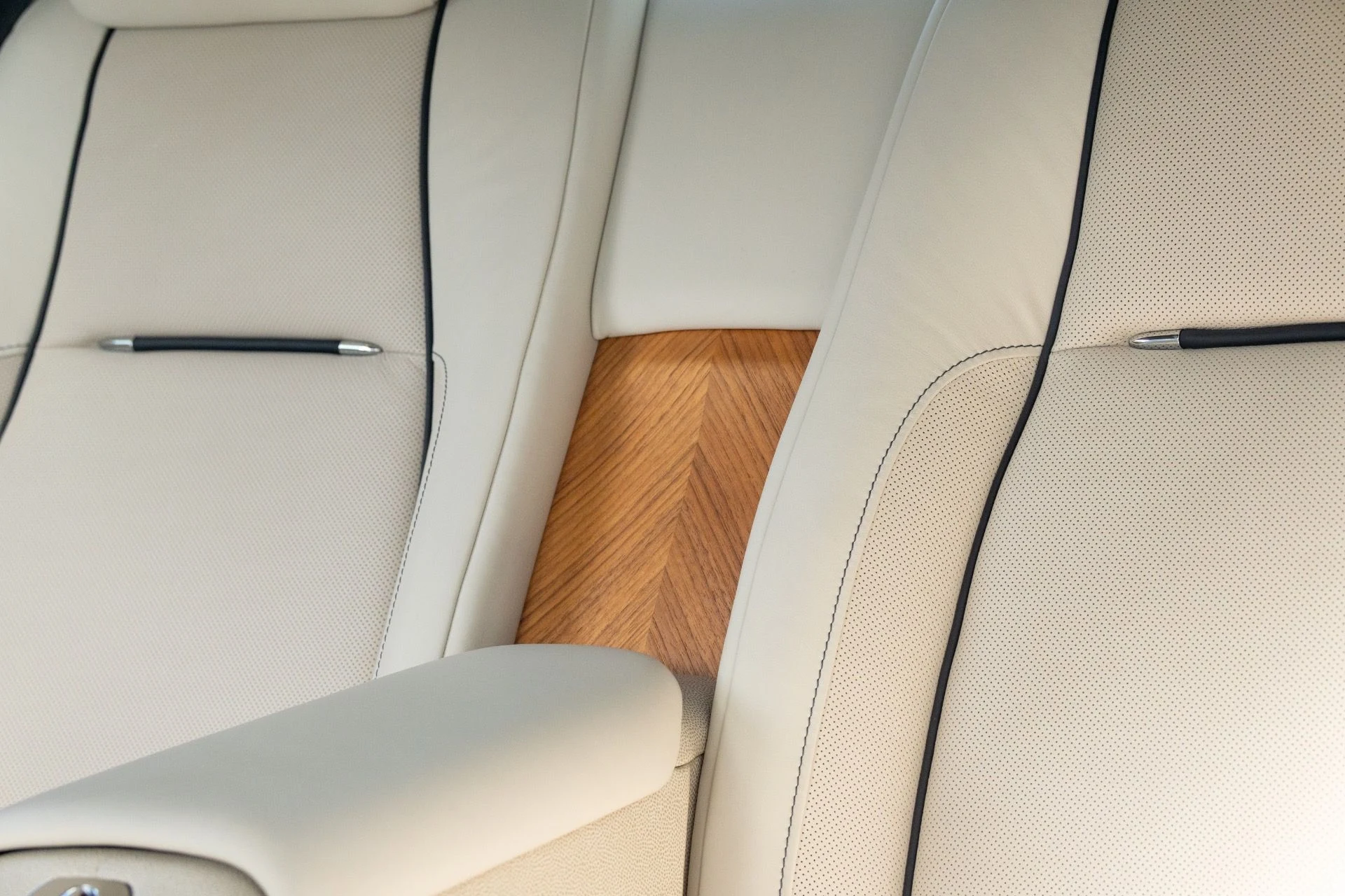 mph066_3508900563_Used_2016_Rolls_Royce_Wraith_1762887301_faee54cad6