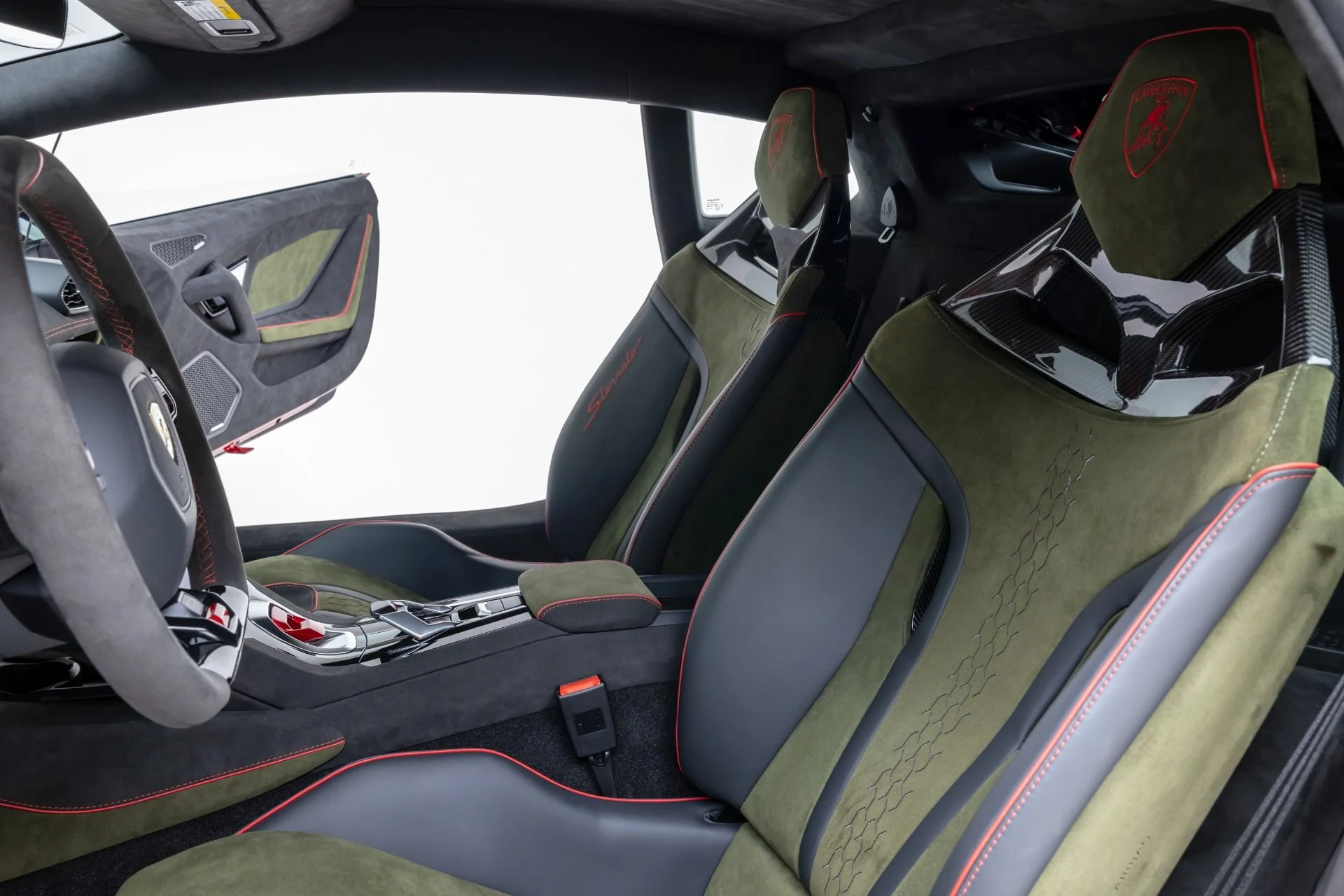 mph066_3558250618_Used_2024_Lamborghini_Huracan_Sterrato_1765391926_5a47f95513