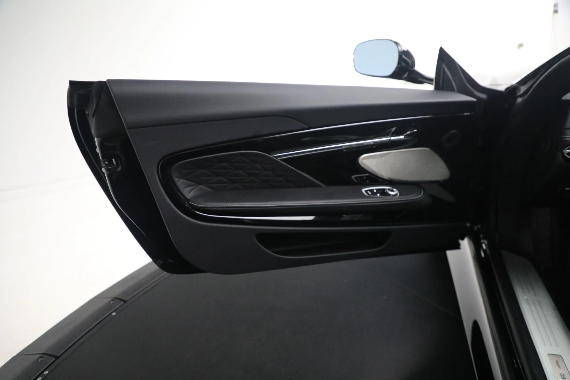mph066_3608249565_New_2025_Aston_Martin_DB_12_Volante_ef0c49e95a