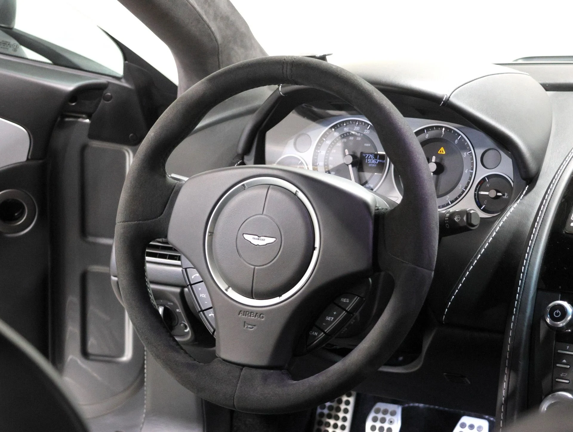 mph066_4007203232_Used_2012_Aston_Martin_V12_Vantage_Rare_6_Speed_Manual_Over_200_K_MSRP_20_K_In_Recent_Maintenance_1770846605_edc2c8c734