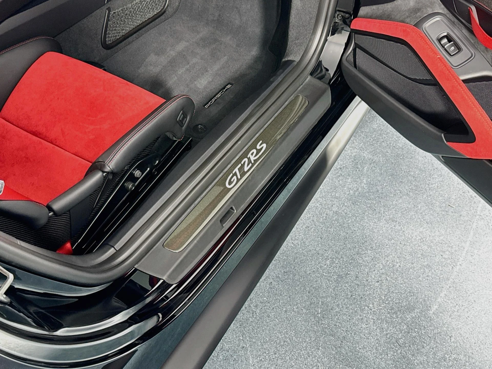 mph066_4256238137_Used_2018_Porsche_911_GT_2_RS_1785886193_f394a5ca3a