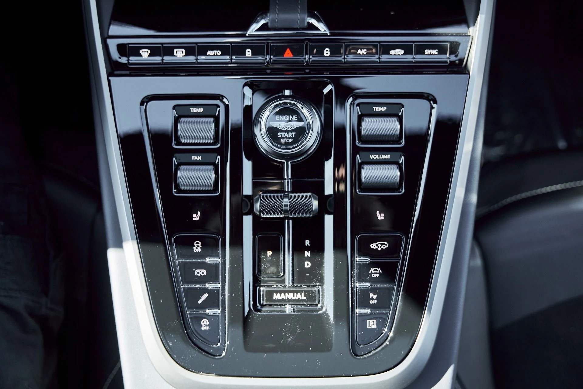 mph066_440306210_Used_2025_Aston_Martin_DBX_707_1767063267_77d2c1ceea