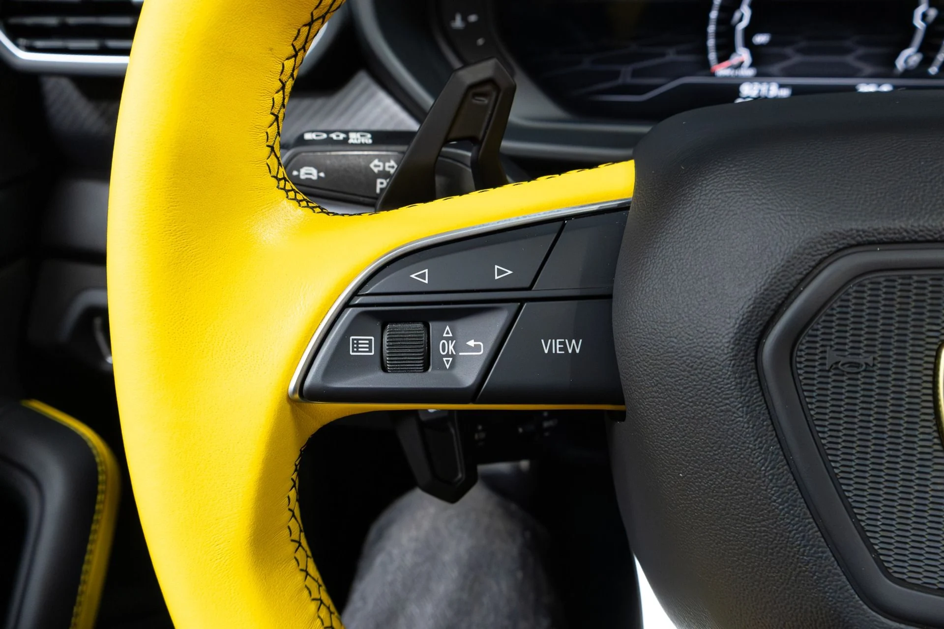 mph066_613137062_Used_2022_Lamborghini_Urus_Graphite_Capsule_1775757245_5737161ed5