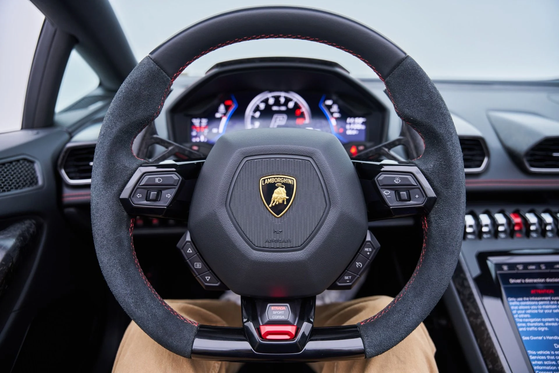 mph066_642265724_Used_2022_Lamborghini_Huracan_EVO_Base_1792542181_222ce559bd